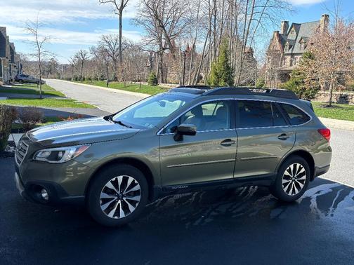 Green 2016 Subaru Outback 3.6R Limited
