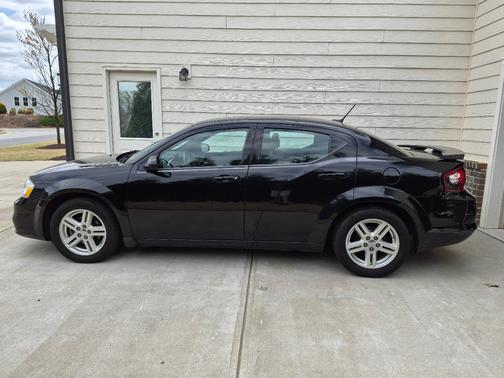 Black 2014 Dodge Avenger SE