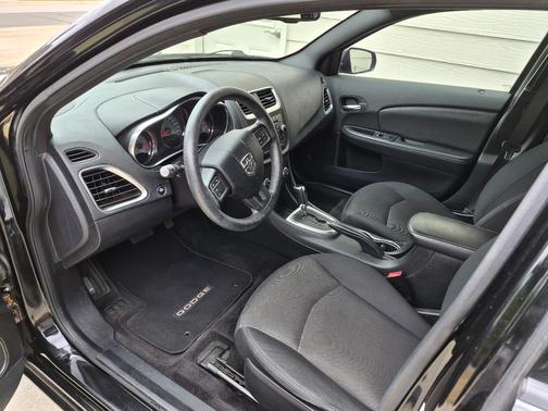 Black 2014 Dodge Avenger SE