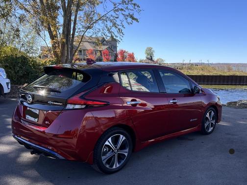 Red 2018 Nissan Leaf SL