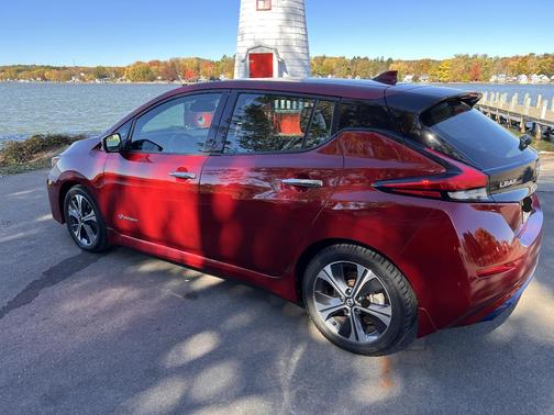 Red 2018 Nissan Leaf SL