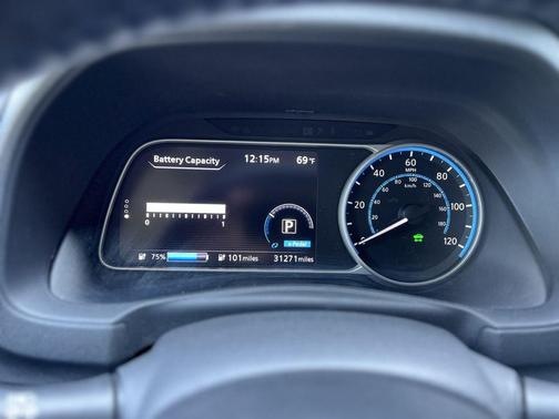 Red 2018 Nissan Leaf SL