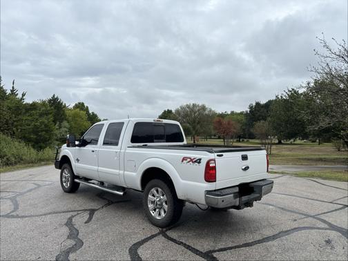White 2014 Ford F-250 Lariat
