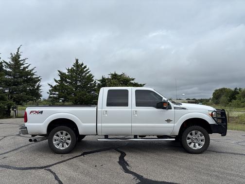 White 2014 Ford F-250 Lariat