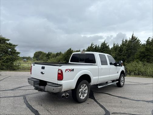 White 2014 Ford F-250 Lariat