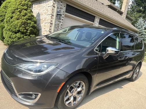 Silver 2019 Chrysler Pacifica Limited