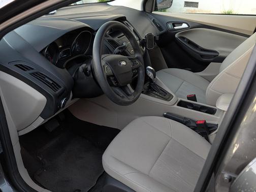 Gray 2015 Ford Focus SE