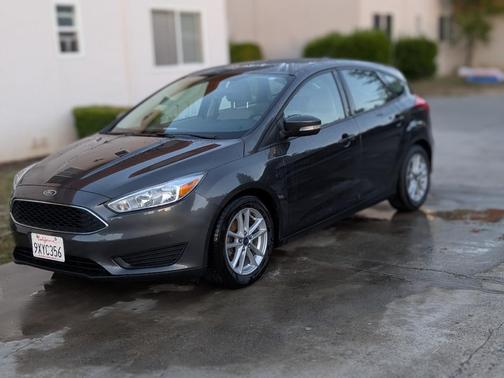 Gray 2015 Ford Focus SE