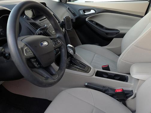 Gray 2015 Ford Focus SE