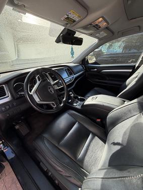 Black 2017 Toyota Highlander SE