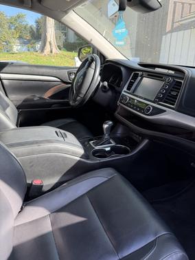 Black 2017 Toyota Highlander SE