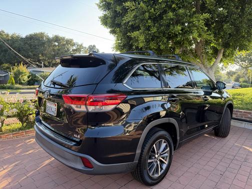 Black 2017 Toyota Highlander SE