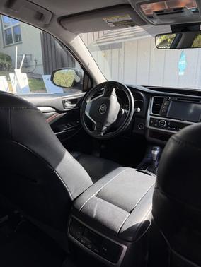 Black 2017 Toyota Highlander SE