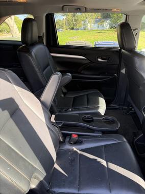 Black 2017 Toyota Highlander SE