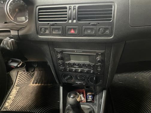 Gold 2004 Volkswagen Jetta GLS TDI