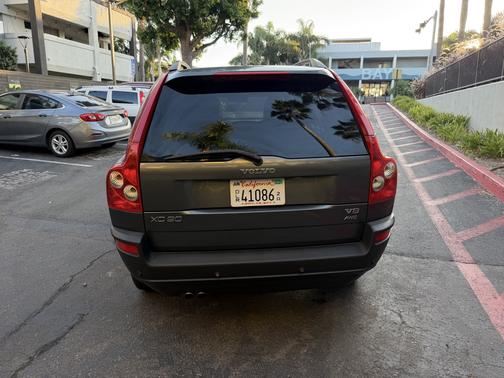 Gray 2005 Volvo XC90 V8