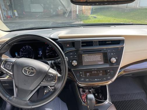 Photo 4 of 10 of 2015 Toyota Avalon XLE