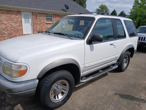 White 1999 Ford Explorer Sport