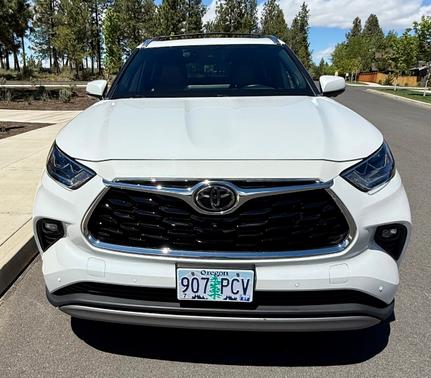 White 2023 Toyota Highlander Platinum
