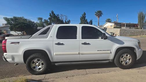 White 2009 Chevrolet Avalanche 1500 LS