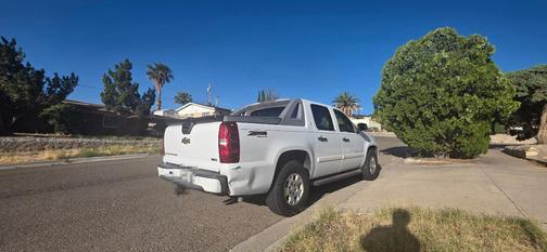 White 2009 Chevrolet Avalanche 1500 LS