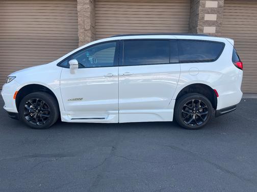 White 2022 Chrysler Pacifica Touring L