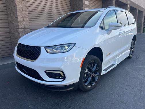 White 2022 Chrysler Pacifica Touring L