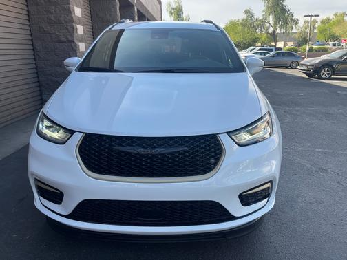 White 2022 Chrysler Pacifica Touring L