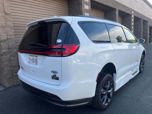 White 2022 Chrysler Pacifica Touring L