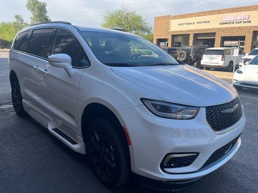 White 2022 Chrysler Pacifica Touring L