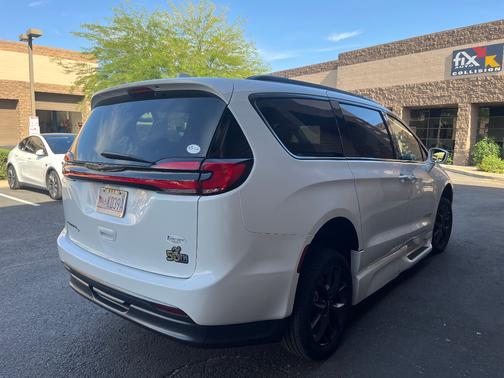 White 2022 Chrysler Pacifica Touring L