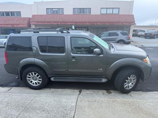 Gray 2008 Nissan Pathfinder SE