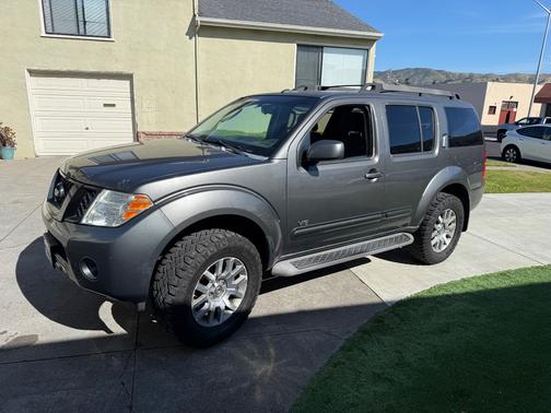 Gray 2008 Nissan Pathfinder SE