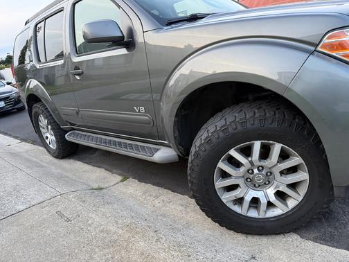 Gray 2008 Nissan Pathfinder SE