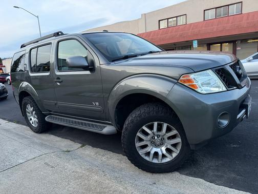 Gray 2008 Nissan Pathfinder SE