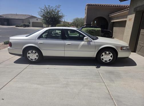Beige 2000 Cadillac Seville SLS