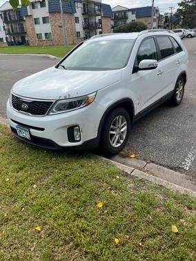 White 2014 Kia Sorento LX