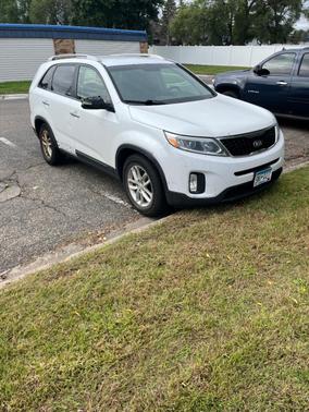 White 2014 Kia Sorento LX