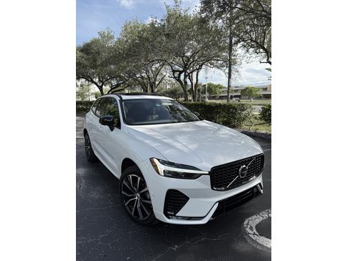 2023 Volvo XC60 B5 Plus Dark Theme