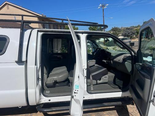 White 2006 Ford F-350 Lariat Crew Cab Super Duty