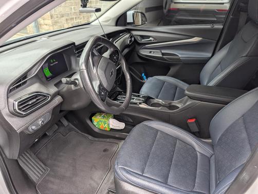 White 2022 Chevrolet Bolt EUV LT
