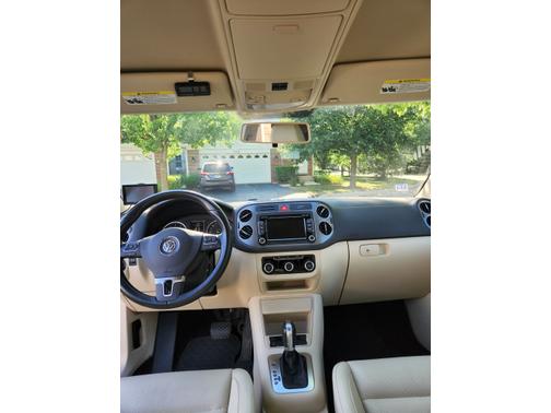 Photo 2 of 9 of 2011 Volkswagen Tiguan SE