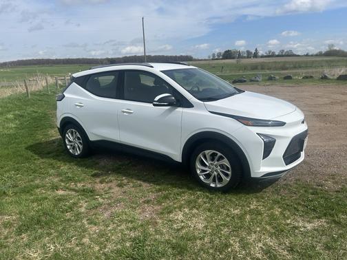 White 2023 Chevrolet Bolt EUV LT