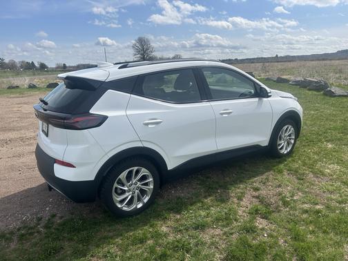 White 2023 Chevrolet Bolt EUV LT