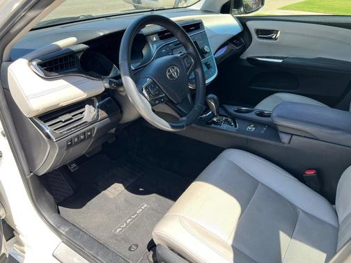 White 2015 Toyota Avalon Limited