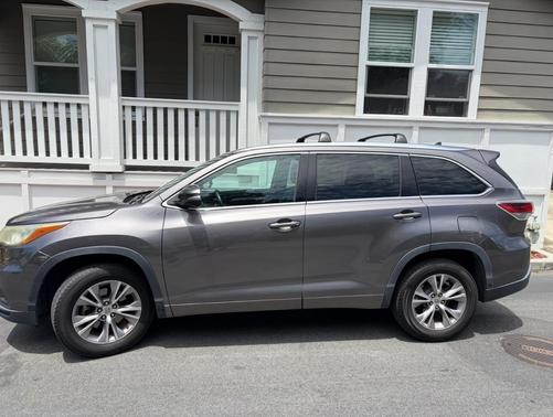 Beige 2015 Toyota Highlander XLE