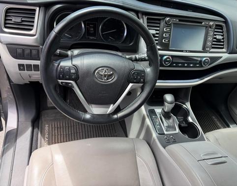 Beige 2015 Toyota Highlander XLE