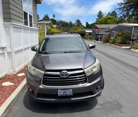 Beige 2015 Toyota Highlander XLE