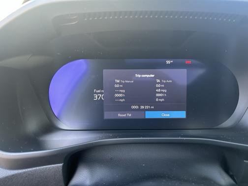 2024 Volvo XC40 B5 Core Dark Theme