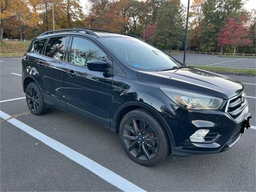 Black 2017 Ford Escape SE